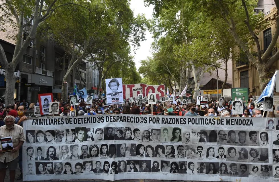 La masiva marcha para conmemorar el Dia de la Memoria fue encabazada por la agrupación HIJOS. Mariana Villa / Los Andes