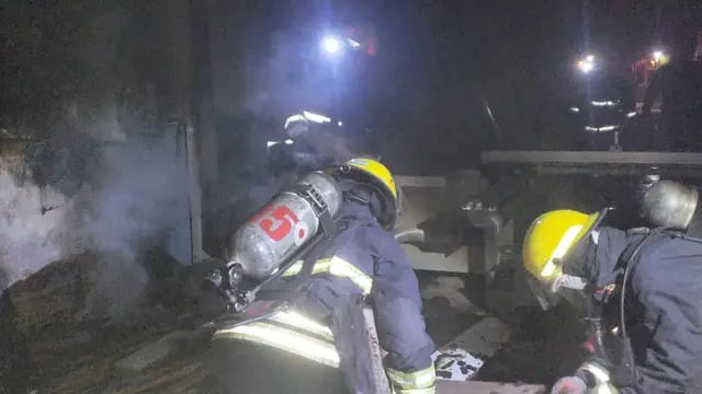 Incendio en un domicilio cercano a Bomberos de Arroyito