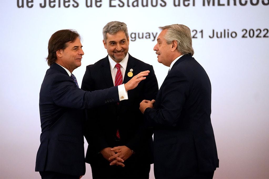 Mario Abdo Benítez, de Paraguay, Luis Lacalle Pou, de Uruguay, y Alberto Fernández, de Argentina. 