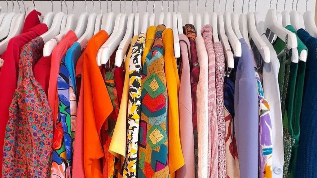 La moda circular, también conocida como “moda sostenible”, es un enfoque que busca reducir el desperdicio y promover la sostenibilidad a lo largo de todo el ciclo de vida de una prenda de vestir. 