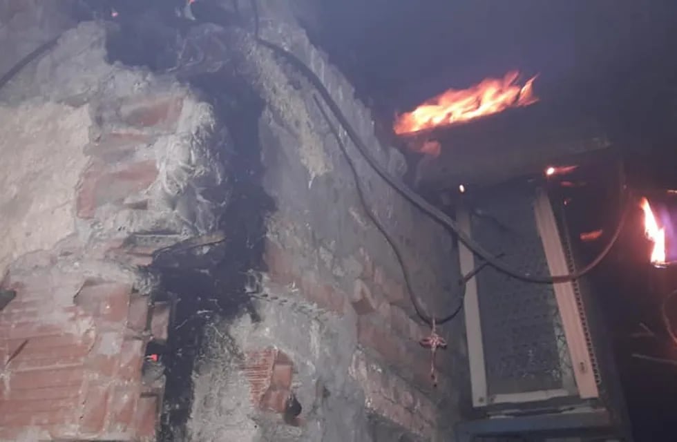 Voraz incendio de una casa dejó importantes pérdidas materiales. No hubo heridos.