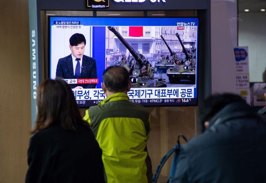 Los surcoreanos ven un reportaje de televisión sobre el aparente desfile militar de Corea del Norte en Pyeongchang, en una estación en Seúl, Corea del Sur, el 10 de octubre de 2020. (Foto: EFE/EPA/JEON HEON-KYUN)