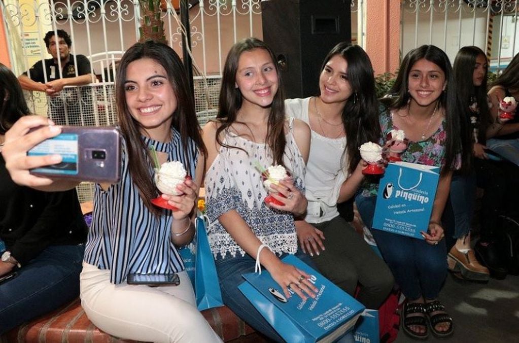 Reinas estudiantiles visitaron tradicional heladería