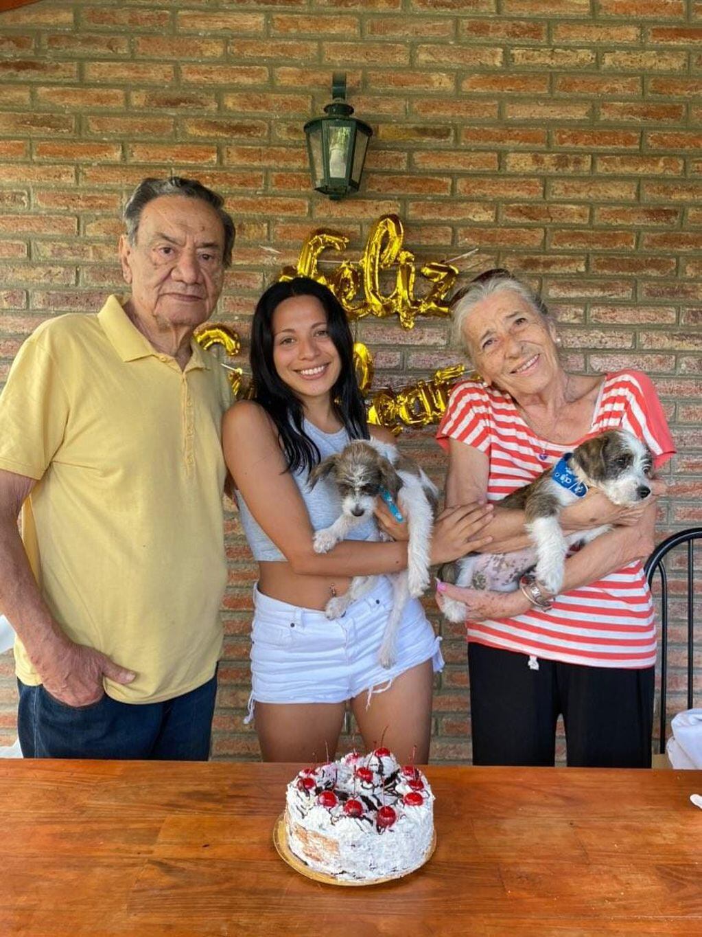 La joven regresó a Córdoba y el emocionante reencuentro con sus abuelos se volvió viral.
