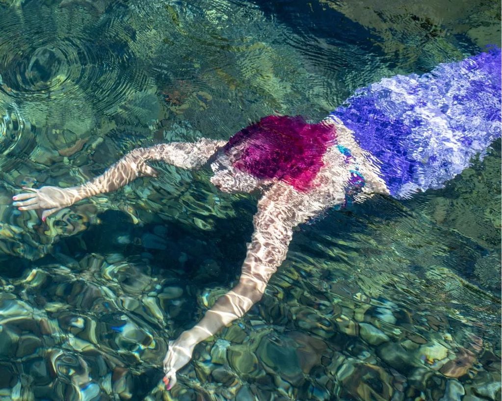 Paula es conocida en Esquel por hacer mermaiding.