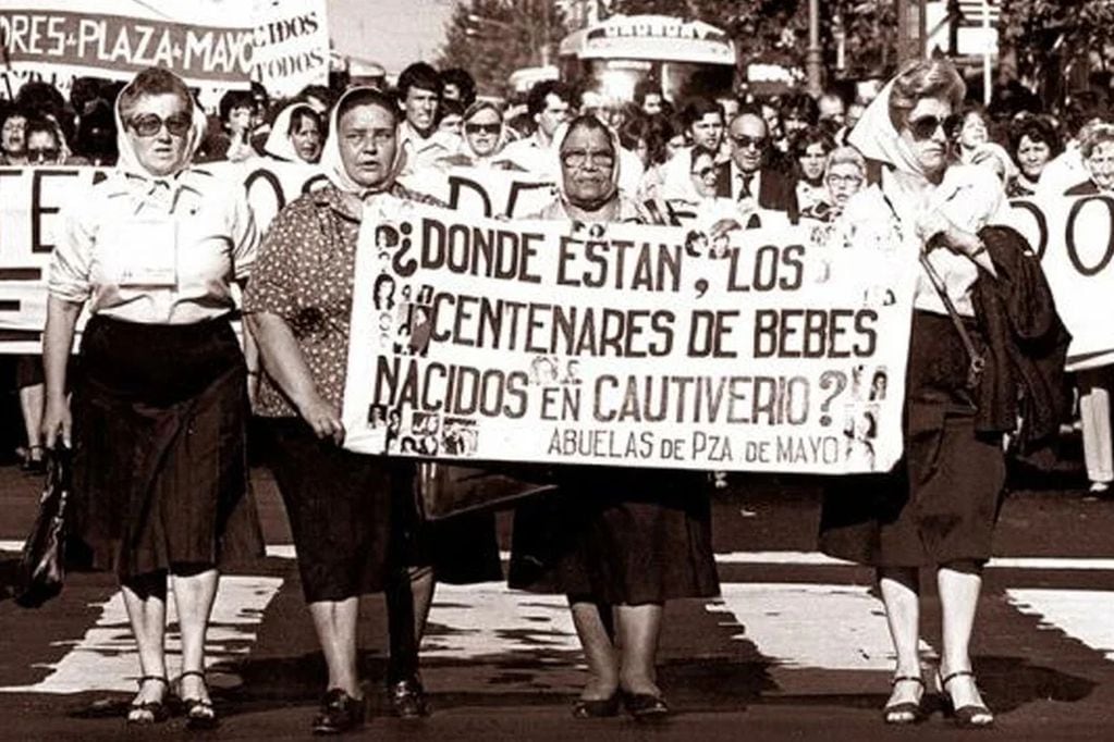 Efemérides. Día Nacional del Derecho a la Identidad. (Abuelas de Plaza de Mayo / Archivo / Télam)