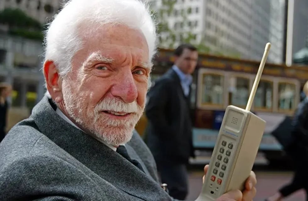 Martin Cooper es un ingeniero electrónico e inventor estadounidense, considerado uno de los pioneros en el desarrollo de la telefonía móvil.