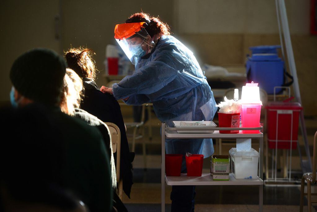 Vacunas: llegaron casi un millón de dosis de AstraZeneca donadas por España Fotografia Ramiro Pereyra
