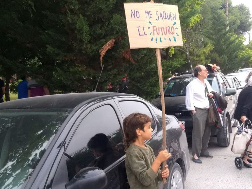 Manifestación en Claromecó en apoyo al reclamo mendocino por el agua (foto/facebook/RCC)