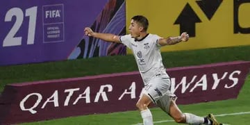 Nahuel Tenaglia festeja su gol en Colombia