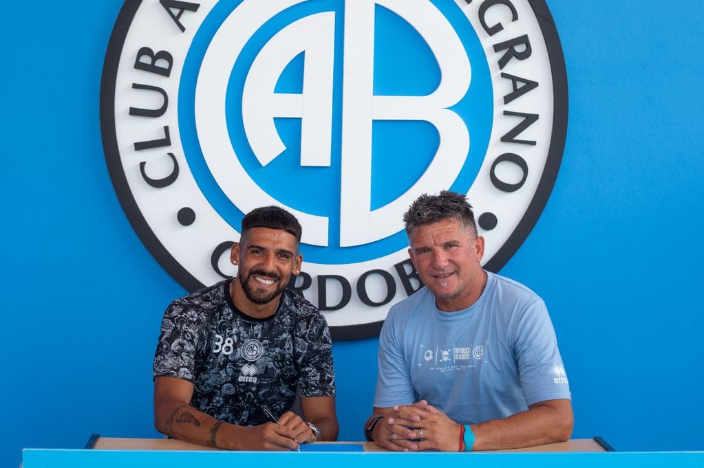 El nuevo delantero de Belgrano, Franco Jara, con el presidente Luis Artime en la firma del contrato por un año con la entidad celeste. (Prensa Belgrano)