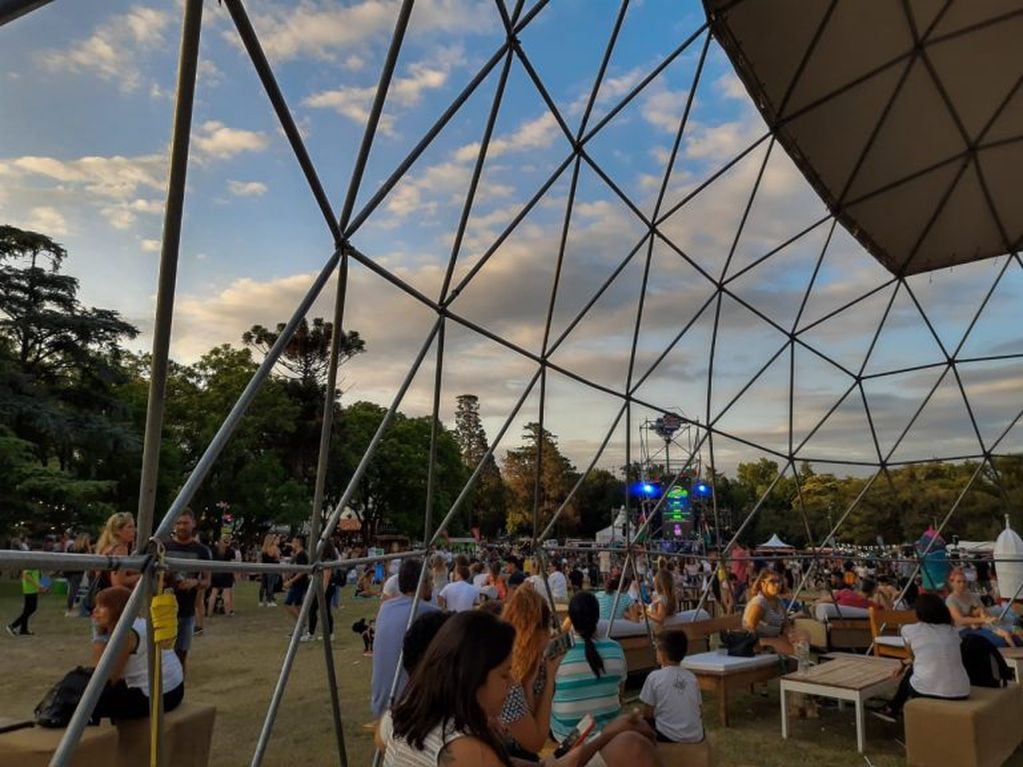 Cientos de familias disfrutando de la sexta edición de Festival Mionca, en la ciudad de Alta Gracia. Gentileza de @amocba