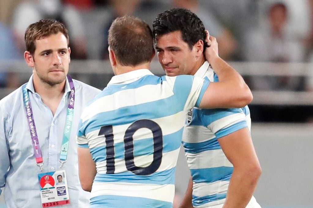 Matias Moroni y Benjamin Urdapilleta se abrazan ante la mirada de Nicolás Sánchez tras la derrota ante Inglaterra. Foto:  REUTERS/Matthew Childs
