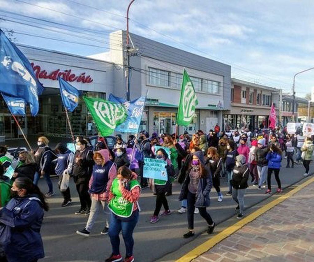 Numerosas mujeres se concentraron para marchar en el aniversario del movimiento feminista Ni Una Menos.