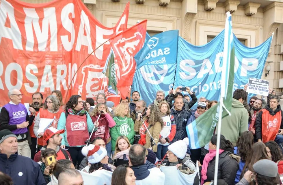 Los sindicatos de escuelas públicas y privadas vuelven a marchar hasta la Plaza San Martín.