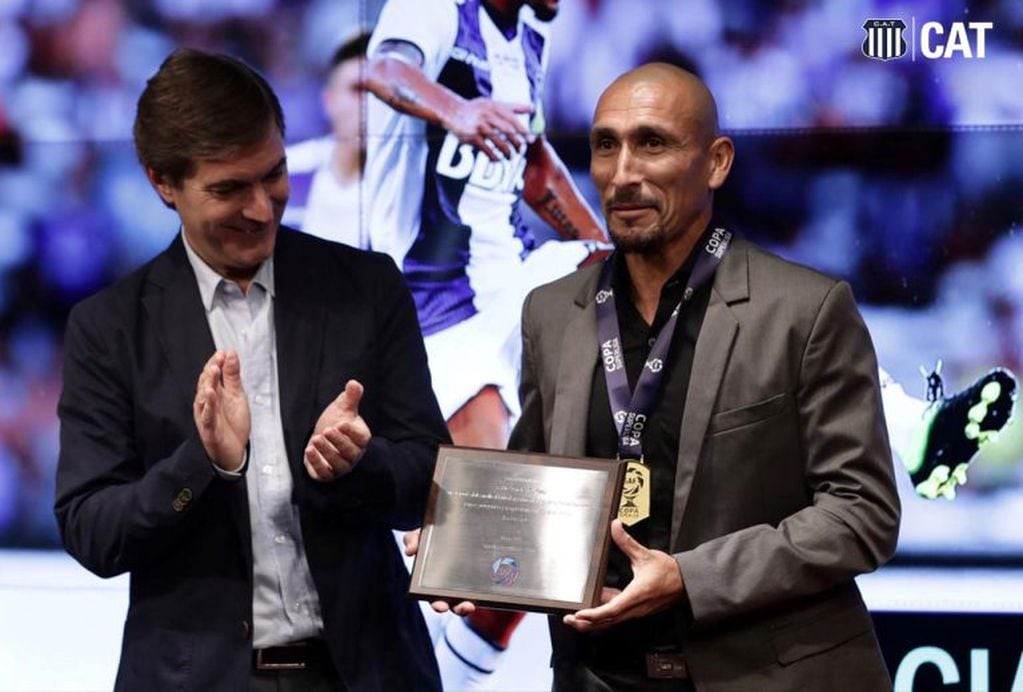 El Cholo Guiñazú recibió un reconocimiento de la Superliga de Futbol. (Prensa Talleres)