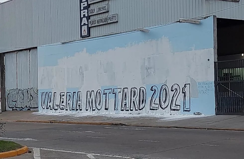 Taparon un mural de Diego Maradona en La Matanza y acusan a una candidata