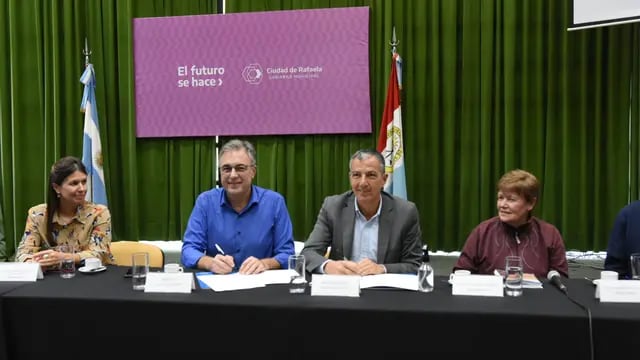 Firma del convenio con el Gobierno de la Provincia y la Universidad Nacional de Rafaela, para la implementación del programa Santa Fe Capacita en oficios digitales.