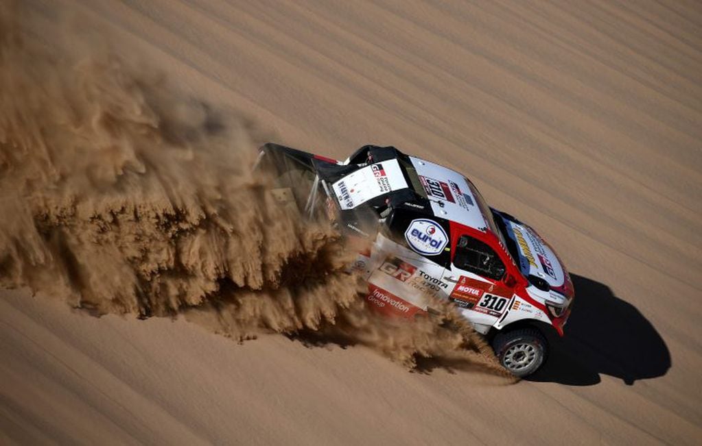 Alonso y Coma, en su Toyota Hilux oficial. La dupla española convoca la atención principal de este Dakar.
