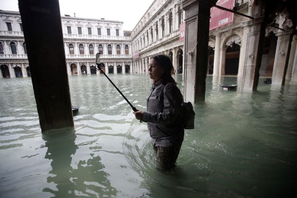 La marca de la marea alta golpeó 187 centímetros el martes 12 de noviembre de 2019, lo que significa más de 85% de la ciudad se inundó. Crédito: AP Photo/Luca Bruno.