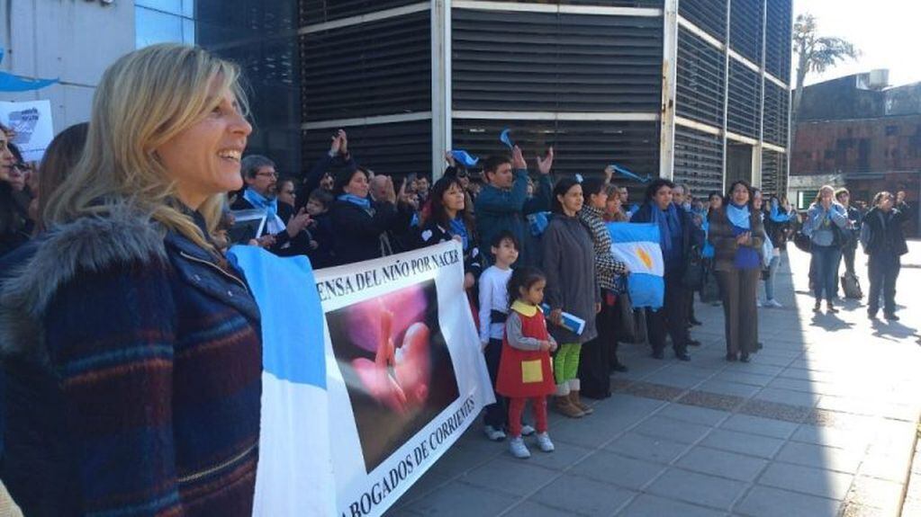 Manifestación "Pro Vida" en frente del Poder Judicial de Corrientes. Fuente: Diario Época.