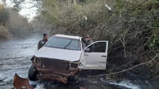 Puerto Libertad: rescataron a conductor de una camioneta que cayó a un arroyo