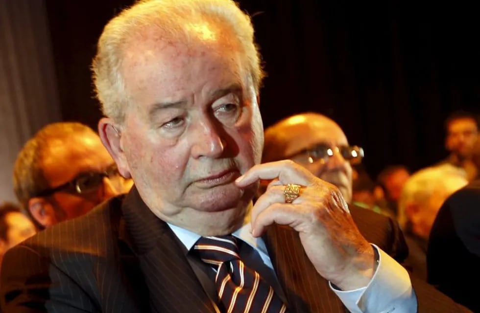 Julio Grondona, late president of the Argentine Football of Association (AFA) and FIFAu2019s senior vice president, is seen in Buenos Aires in this May 13, 2014 file photo. The world's most popular sport was thrown into turmoil after U.S. and Swiss authorities announced separate inquiries into FIFA, the world's governing body, and regional governing bodies. Seven of the world's most powerful figures in global soccer were arrested on Wednesday, including current and former officials from South and Central America. Acording to Argentine media, in paragraph 249 of the U.S. Attorney General Loretta Lynch's report, Grondona, as then president of the AFA, perceived US $15 million in bribes in 2013, for the organization of the four soccer Copa Americas from 2015 thorugh 2023.   REUTERS/Enrique Marcarian/Files  Julio Grondona ceremonia inauguracion 65 congreso de la fifa futbol fifa escandalo coimas sobornos corrupcion
