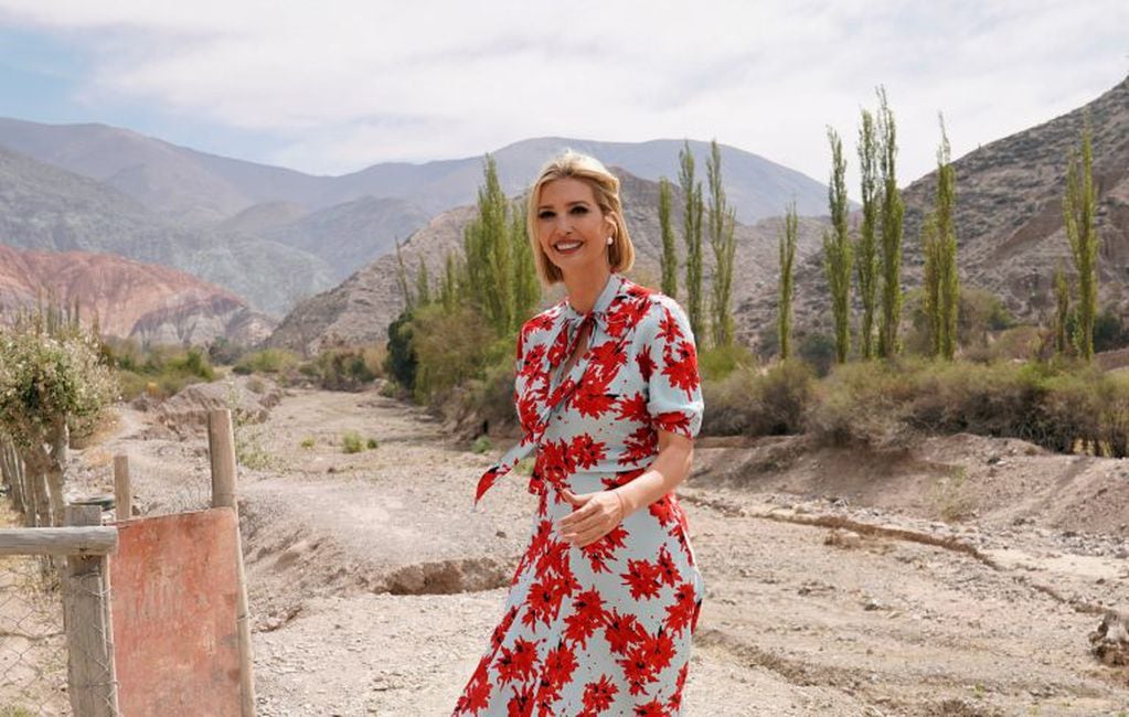 Ivanka Trump disfruta esta tarde del cálido sol quebradeño, en un mirador durante su visita a Purmamarca. REUTERS/Kevin Lamarque