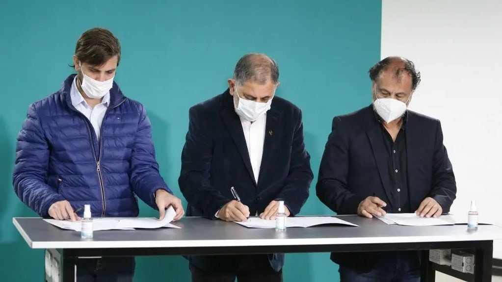 Lello Ivasevich, Jorge y Álvarez García, al firmar el acuerdo de cooperación con el Club de Emprendedores.