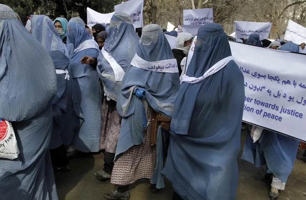 Cubiertas. Mujeres afganas reclaman que se apliquen las nuevas leyes que establecen la igualdad (AP).