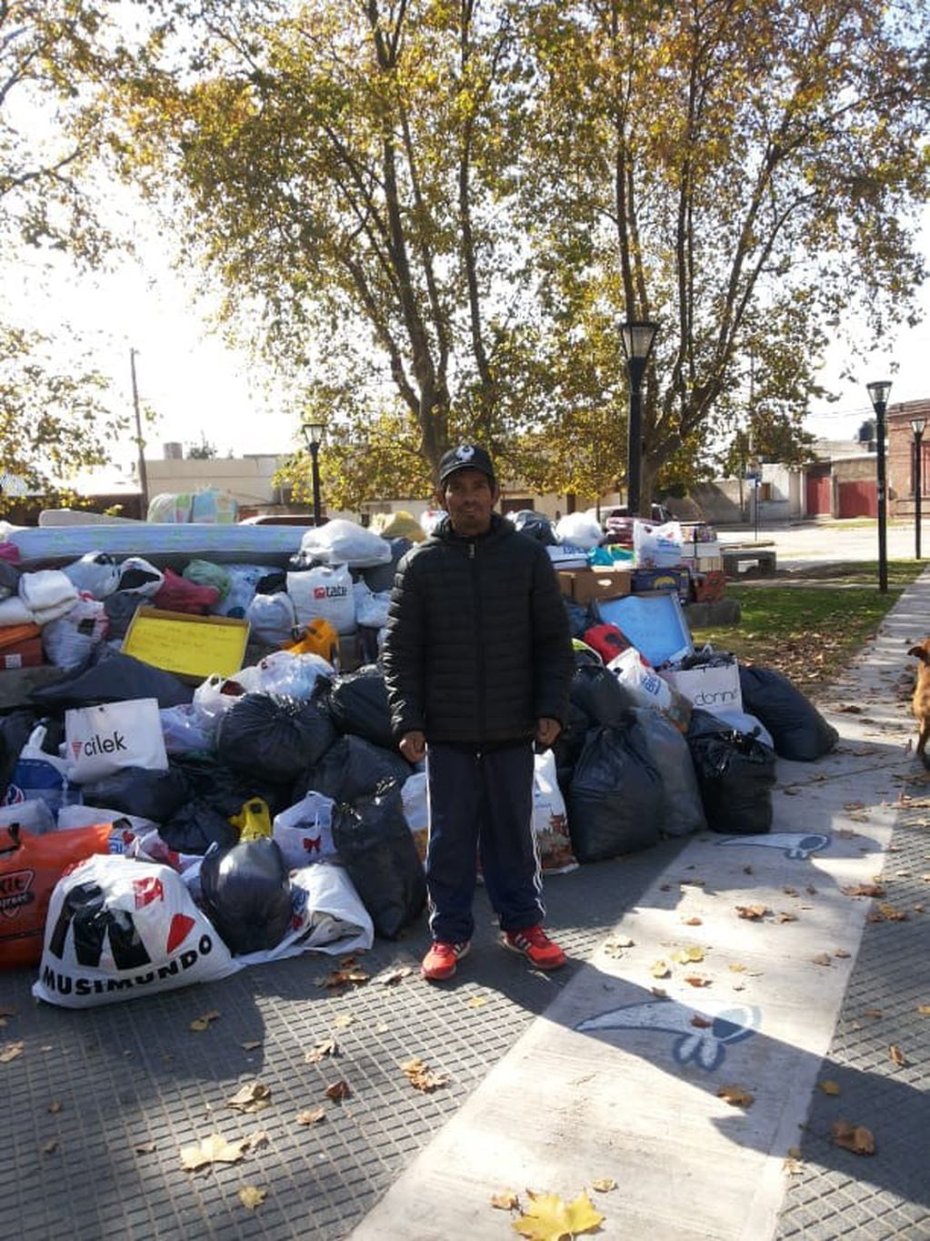 Ramoncito, el más solidario de barrio Alberdi, en Río Cuarto, entregando las donaciones que le hizo la gente para aquellos que necesitan cubrirse del frío.