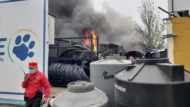 Voraz incendio en un negocio de materiales de construcción en la Recta Martinoli. (Foto Javier Ferreyra)