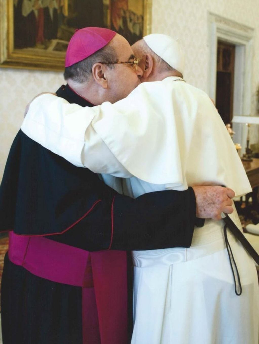 Beso y abrazo fraternal entre el obispo de Iguazú, Martorell, y el Papa Francisco. (Vaticano)