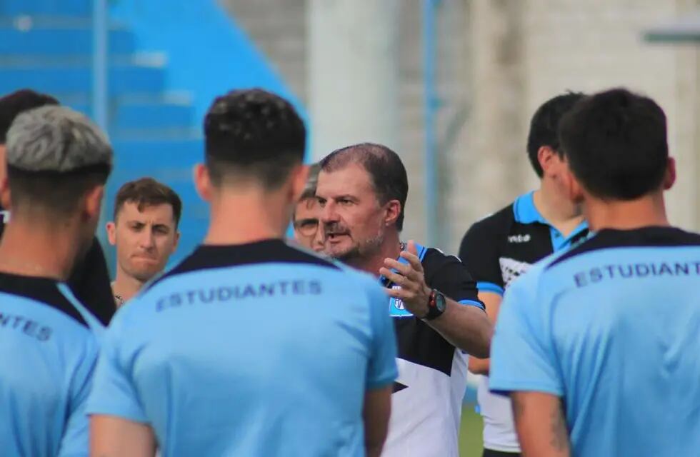 Gustavo Raggio, entrenador de Estudiantes de Río Cuarto, con una goleada en el ensayo frente al Cobreloa chileno (Prensa Estudiantes de Río Cuarto).
