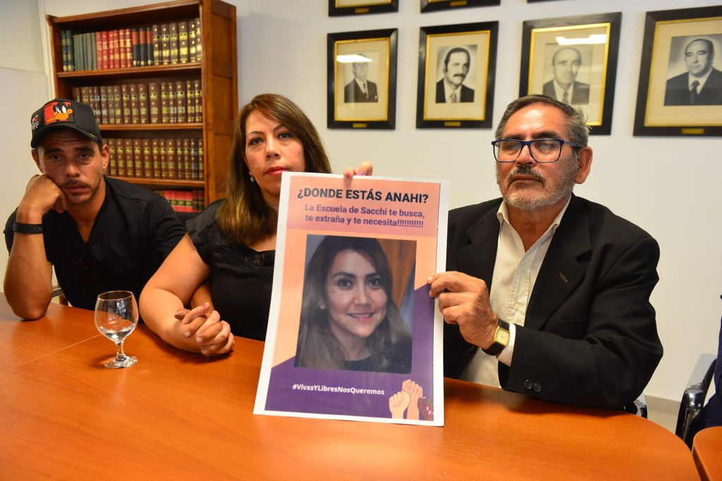 Los papás de Anahí Bulnes dieron una conferencia de prensa pidiendo por la aparición con vida de la docente. (José Hernández/La Voz)