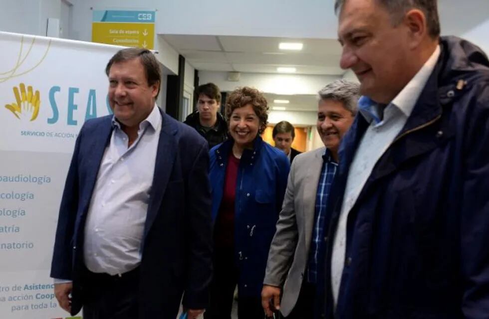 El gobernador Weretilneck en Bariloche inauguró un servicio de la salud de la CEB. (Foto: Alfredo Leiva)
