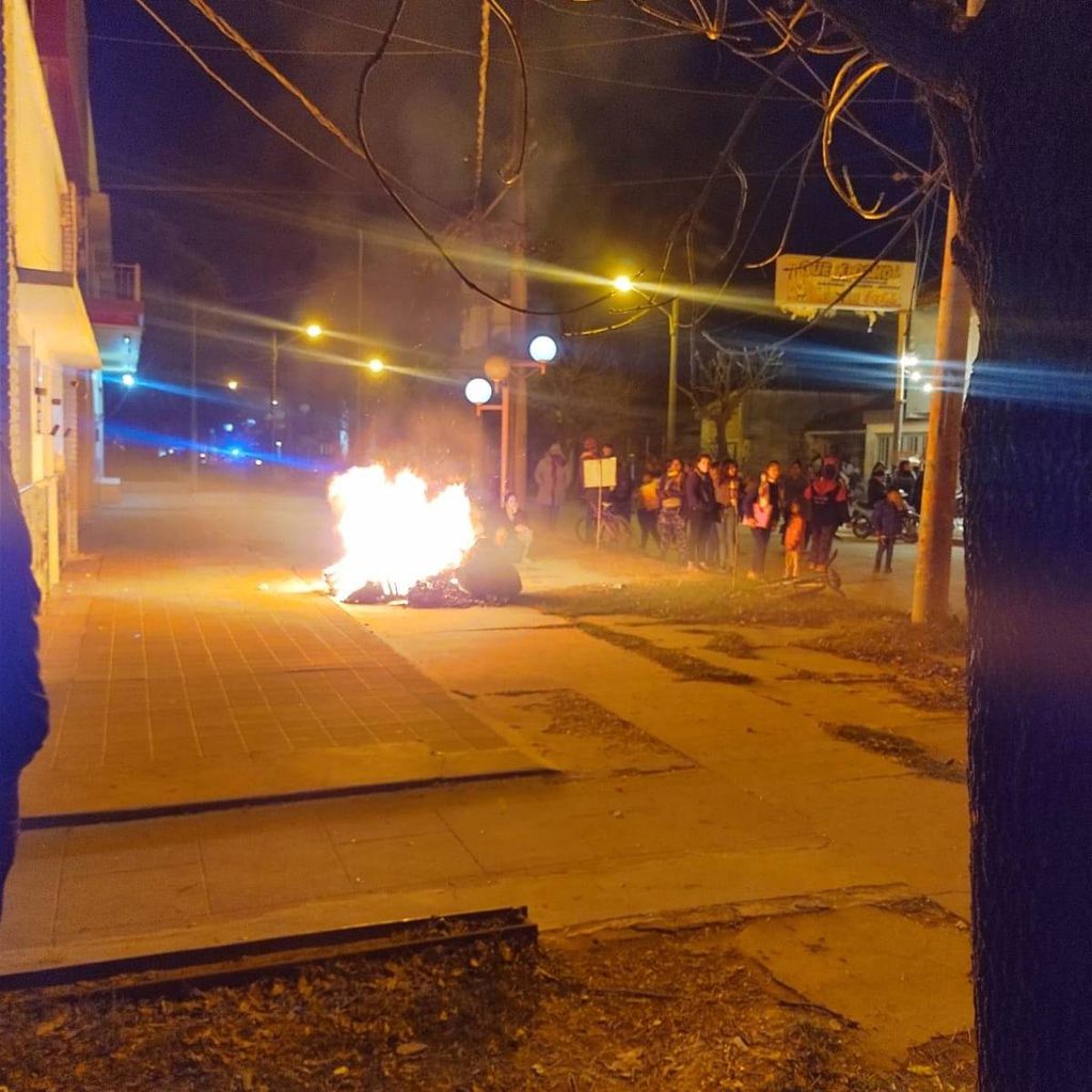 Durante la protesta de este martes quemaron neumáticos en San Justo.