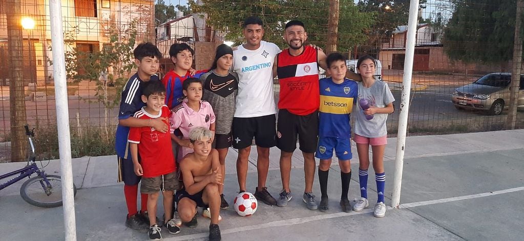 Nicolás junto a los niños y niñas de la Escuelita de fútbol del barrio 1° de Septiembre, de Las Heras.