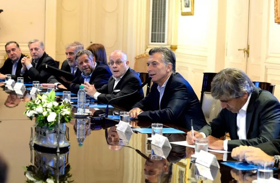 Macri encabezó una reunión de gabinete y bajó un mensaje sobre el dólar y las tarifas. Foto: EFE.