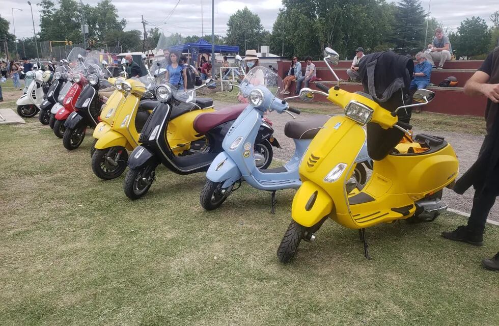 Las motos clásicas, vedettes en el la exhibición en el Polideportivo de Mendiolaza.