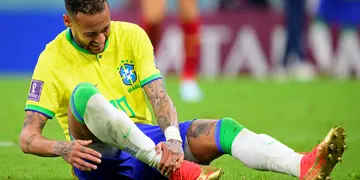 Neymar terminó dolorido en su pie en el debut mundialista