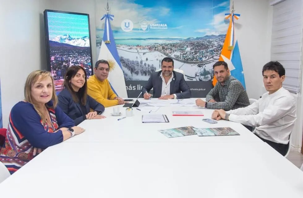 Firman convenio para tres importantes obras en Ushuaia