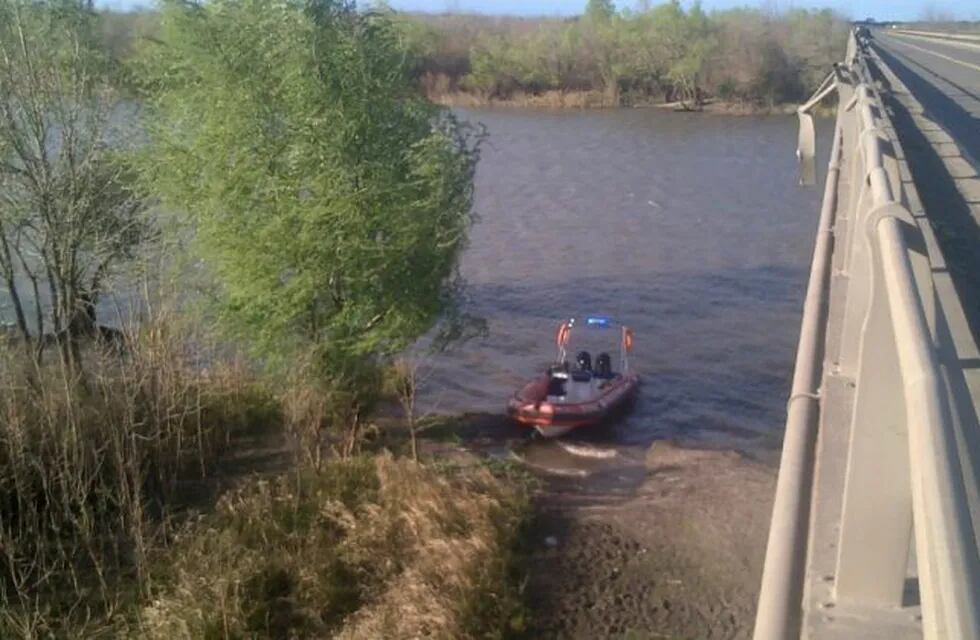 Un abuelo fue denunciado por su nieta, quiso  arrojarse al río Gualeguaychú\nCrédito: MáximaOnline
