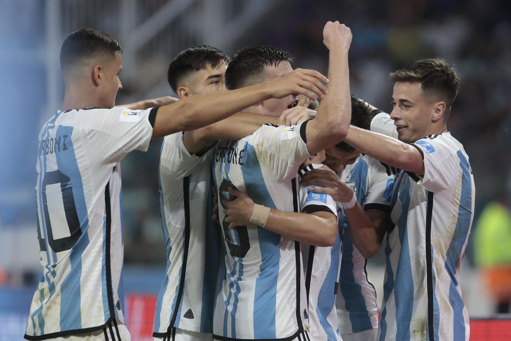 Argentina mostró un juego sólido en Santiago del Estero y se quedó con un triunfo que lo clasificó a octavos.
