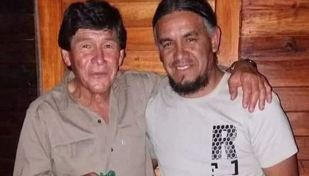Serafín "Paco" Peralta (izquierda) fue a primeras horas del lunes a realizar el trámite correspondiente para regresar el dinero.