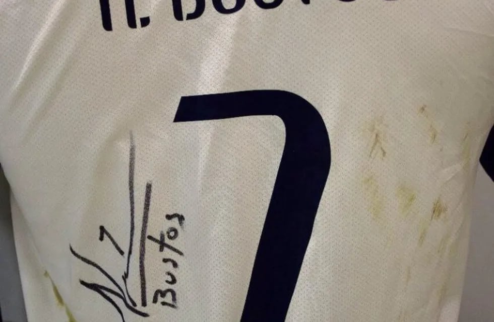 Con firma y todo. La casaca con la que el delantero Albiazul anotó un gol de colección, ya se exhibe en el Museo del Deporte.
