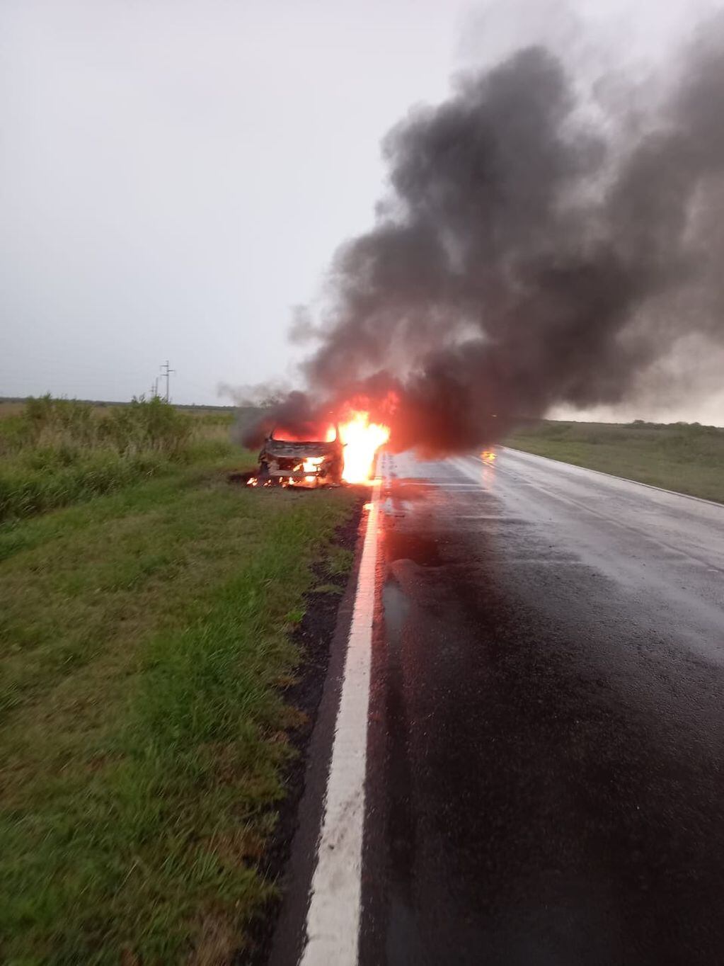 La camioneta se prendió fuego en la ruta.
