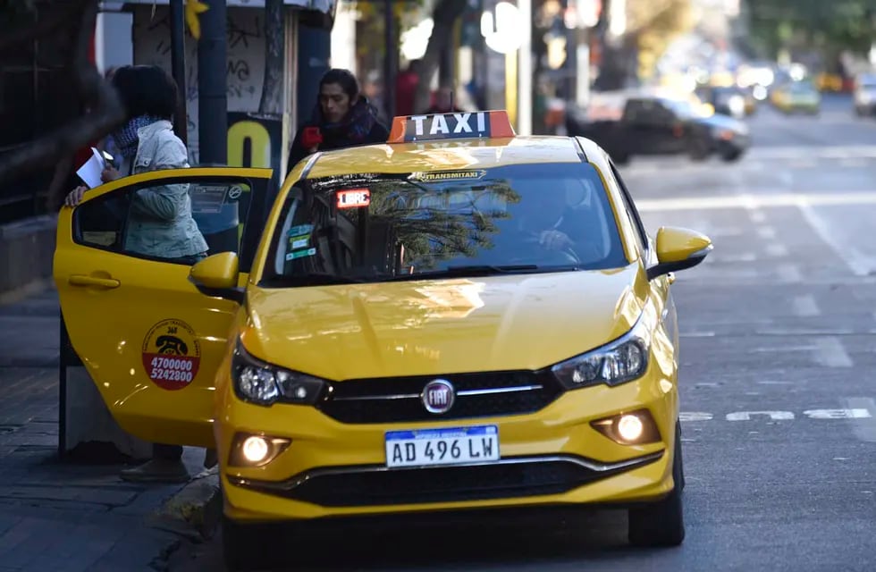 Colón y Cañada. Taxis en la capital.