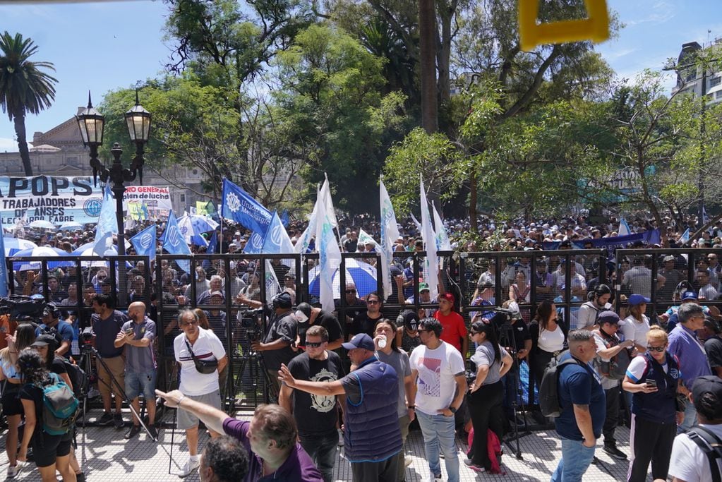 Piqueteros marchan este miércoles contra el DNU del Gobierno de Milei.