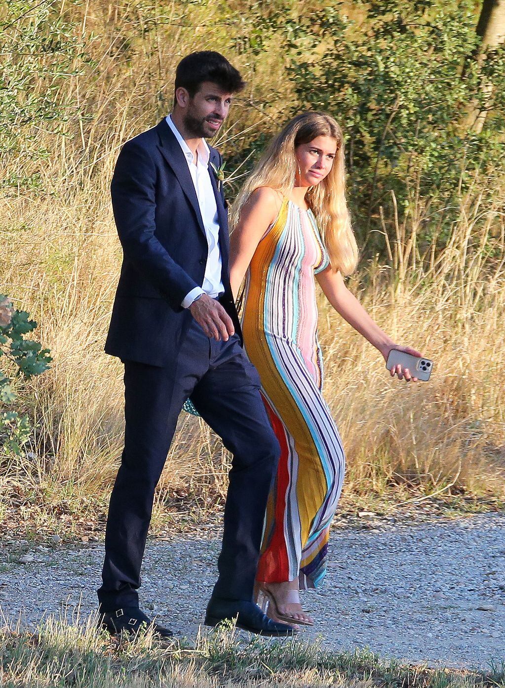 Gerard Piqué y su nueva novia Clara Chía, fotografiados mientras asistían a una boda